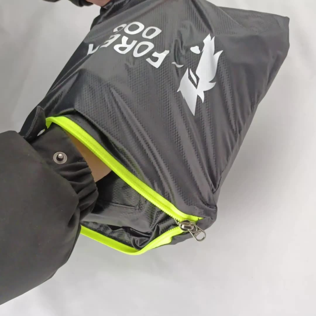 Poncho de pluie léger à capuche en polyester pour camping, randonnée.
- Outdoor Camping, Hiking Rain Poncho,Lightweight Hooded,Polyester